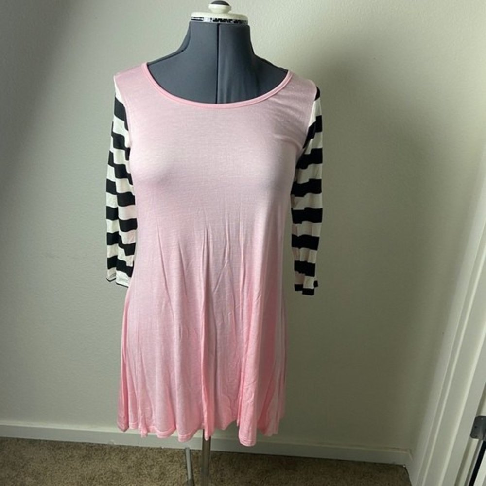 (5/$25‎ SALE ✅) MISS 2 DAY Pink Bodice 3/4 Sleeves Wide Hem Small T-Shirt Dress